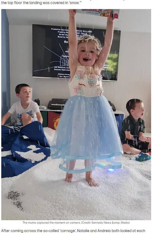 雪遊びをするように遊ぶ女の子（画像は『Tyla　2022年6月21日付「Mischievous Kids Bury Home In Bean Bag Balls During Playdate」（Credit: Kennedy News ＆ Media）』のスクリーンショット）