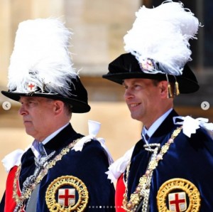 2018年、ガーター勲章叙任式でのアンドルー王子（左）とエドワード王子（画像は『The Royal Family　2018年6月19日付Instagram「The Queen, Sovereign of the Order of the Garter, departs St George's Chapel following today's Garter procession ＆ Service.」』のスクリーンショット）