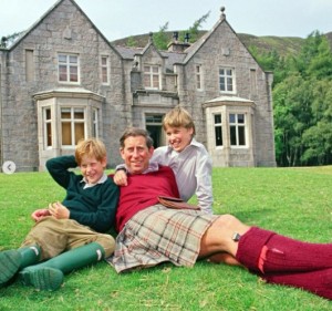 スコットランド休暇中のチャールズ皇太子とヘンリー王子、ウィリアム王子（画像は『Clarence House　2022年6月19日付Instagram「Wishing everyone a very happy Father’s Day!」』のスクリーンショット）