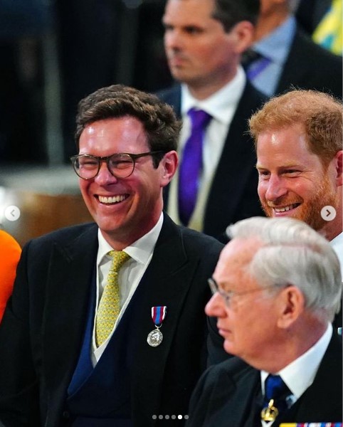 ジャック・ブルックスバンク氏と談笑するヘンリー王子（画像は『Princess Eugenie　2022年6月3日付Instagram「Celebrating 70 years..」』のスクリーンショット）