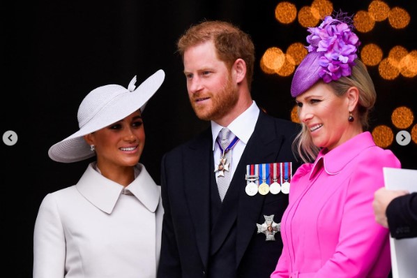 記念祝典のパレード前に英国を飛び立ったメーガン妃（左）とヘンリー王子（画像は『Clarence House　2022年6月3日付Instagram「Thank you, Your Majesty, for 70 years of unwavering and dedicated service」』のスクリーンショット）
