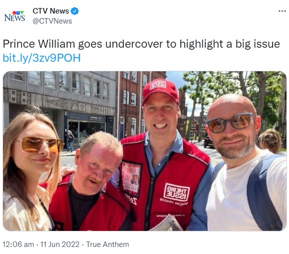 リトアニアから来た観光客と撮影に応じた王子（画像は『CTV News　2022年6月10日付Twitter「Prince William goes undercover to highlight a big issue」』のスクリーンショット）