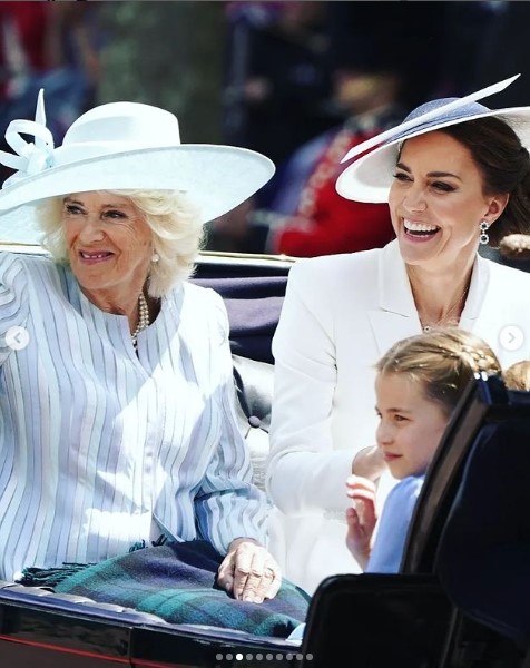 パレードの馬車に乗るカミラ夫人とキャサリン妃、シャーロット王女（画像は『The Royal Family　2022年6月2日付Instagram「Thank you for a wonderful first day of the ＃PlatinumJubilee Celebration Weekend!」』のスクリーンショット）