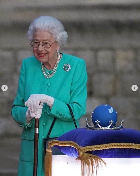 エリザベス女王の前には点灯式のための青い地球儀が（画像は『The Royal Family　2022年6月3日付Instagram「Thank you for a wonderful first day of the ＃PlatinumJubilee Celebration Weekend!」』のスクリーンショット）