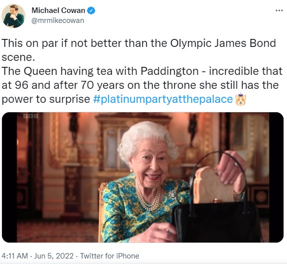 バッグからサンドイッチを取り出すエリザベス女王（画像は『Michael Cowan　2022年6月4日付Twitter「This on par if not better than the Olympic James Bond scene.」』のスクリーンショット）