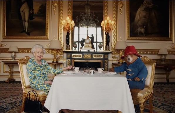 パディントンベアと共演したエリザベス女王（画像は『The Royal Family　2022年6月4日付Instagram「Ma’amalade sandwich Your Majesty?」』のスクリーンショット）
