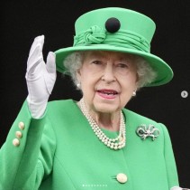 【イタすぎるセレブ達】エリザベス女王、宮殿バルコニーにサプライズ登場　声明文では祝賀行事の多くの参加者に「心から感謝」