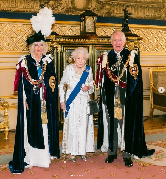 ガーター勲章叙任式前に撮影したエリザベス女王の近影（画像は『The Royal Family　2022年6月13日付Instagram「This afternoon the Garter Day procession took place in the grounds of Windsor Castle for the first time in three years.」』のスクリーンショット）