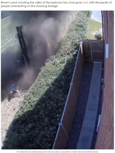大爆発で宙に吹き飛ばされた男性（画像は『LADbible　2022年6月24日付「Shocking Moment Ground Explodes Beneath Man Building Fence In A Field」（Credit: Facebook/Alan Brown）』のスクリーンショット）