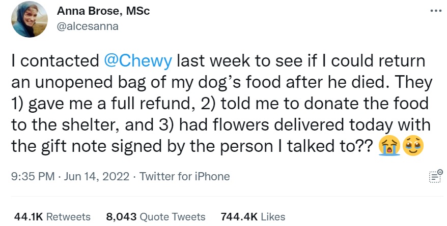 販売会社の粋な計らいを報告したアンナさん（画像は『Anna Brose, MSc　2022年6月14日付Twitter「I contacted ＠Chewy last week to see if I could return an unopened bag of my dog’s food after he died」』のスクリーンショット）