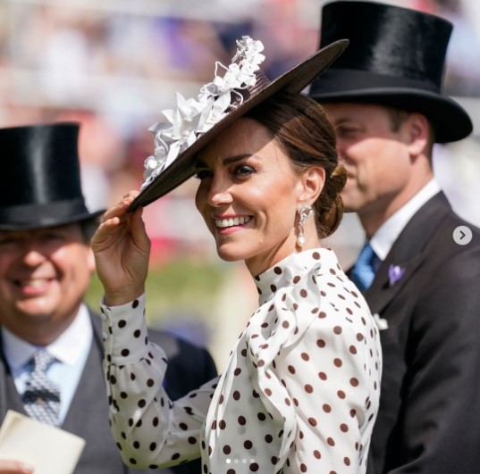 故ダイアナ妃のイヤリングをつけるキャサリン妃（画像は『Official Ascot ＆ Royal Ascot　2022年6月17日付Instagram「It was an honour to welcome The Duke and Duchess of Cambridge to ＃RoyalAscot」』のスクリーンショット）