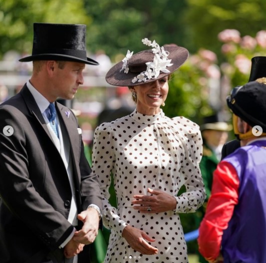 エレガントに正装したウィリアム王子とキャサリン妃（画像は『Official Ascot ＆ Royal Ascot　2022年6月17日付Instagram「It was an honour to welcome The Duke and Duchess of Cambridge to ＃RoyalAscot」』のスクリーンショット）