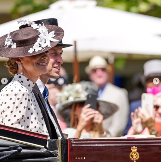 馬車に乗って「ロイヤルアスコット」に現れた夫妻（画像は『Official Ascot ＆ Royal Ascot　2022年6月17日付Instagram「It was an honour to welcome The Duke and Duchess of Cambridge to ＃RoyalAscot」』のスクリーンショット）