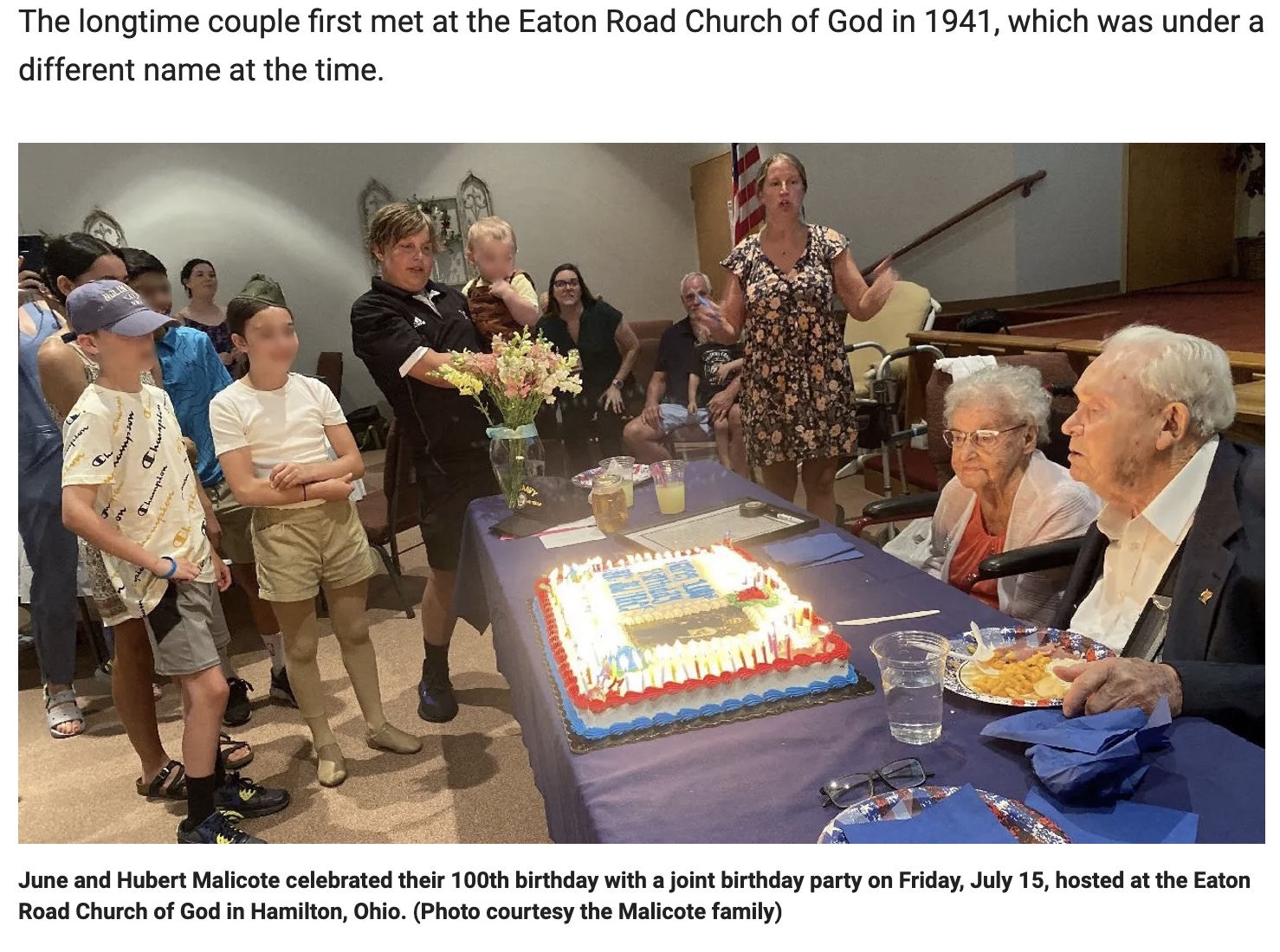 合同誕生パーティーで家族に祝福された夫妻（画像は『Fox News　2022年7月23日付「Ohio couple celebrates 100th birthdays, 79 years of marriage: ‘Been a good life’」（Photo courtesy the Malicote family）』のスクリーンショット）