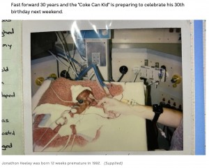 妊娠28週で誕生したジョナサンさん（画像は『ABC　2022年6月26日付「‘Coke Can Kid’ Jonathon Heeley’s survival as Australia’s smallest baby was uncertain in 1992. Next week he turns 30」（Supplied）』のスクリーンショット）