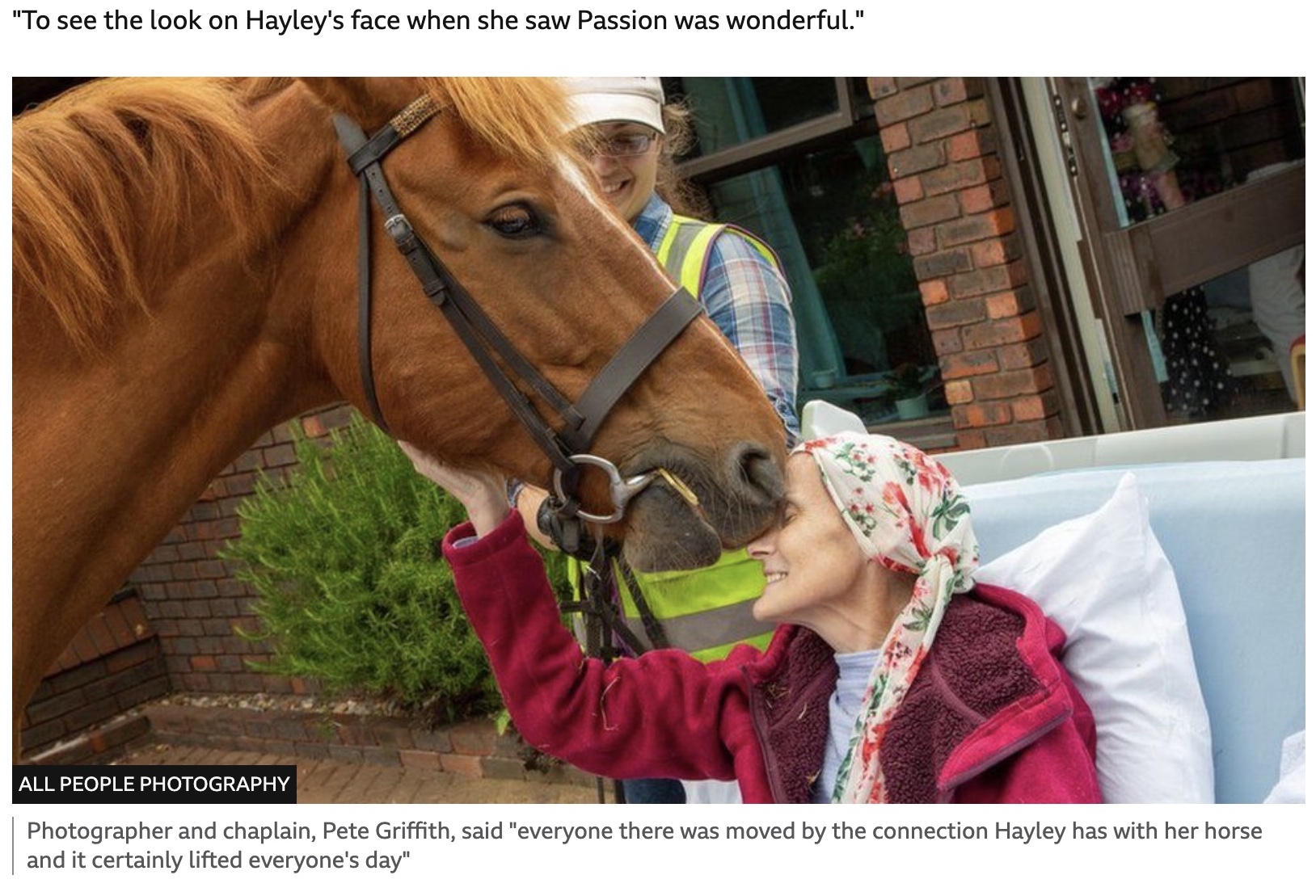 パッションと顔を寄せ合うヘイリーさん（画像は『BBC News　2022年7月3日付「Terminally ill woman reunited with horse at Aylesbury hospice」（ALL PEOPLE PHOTOGRAPHY）』のスクリーンショット）