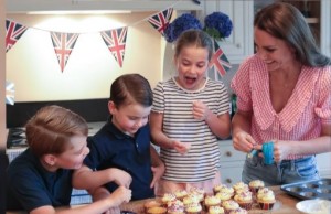 3人の子供達とケーキ作りを楽しむキャサリン妃（画像は『Duke and Duchess of Cambridge　2022年6月5日付Instagram「Baking cakes for the local community in Cardiff to enjoy at a Platinum Jubilee street party taking place today!」』のスクリーンショット）
