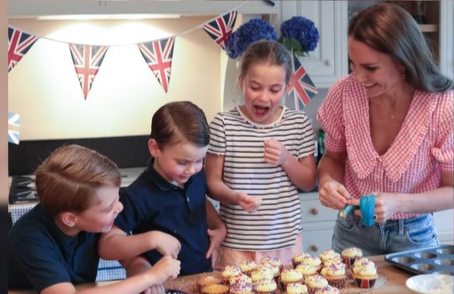 3人の子供達とケーキ作りを楽しむキャサリン妃（画像は『Duke and Duchess of Cambridge　2022年6月5日付Instagram「Baking cakes for the local community in Cardiff to enjoy at a Platinum Jubilee street party taking place today!」』のスクリーンショット）