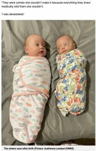 ミラちゃんとレーガンちゃん（画像は『Metro　2022年7月19日付「Twin born almost three times smaller than her sister defies the odds and is now ‘thriving’」（Picture: Audrienna Lambert/SWNS）』のスクリーンショット）