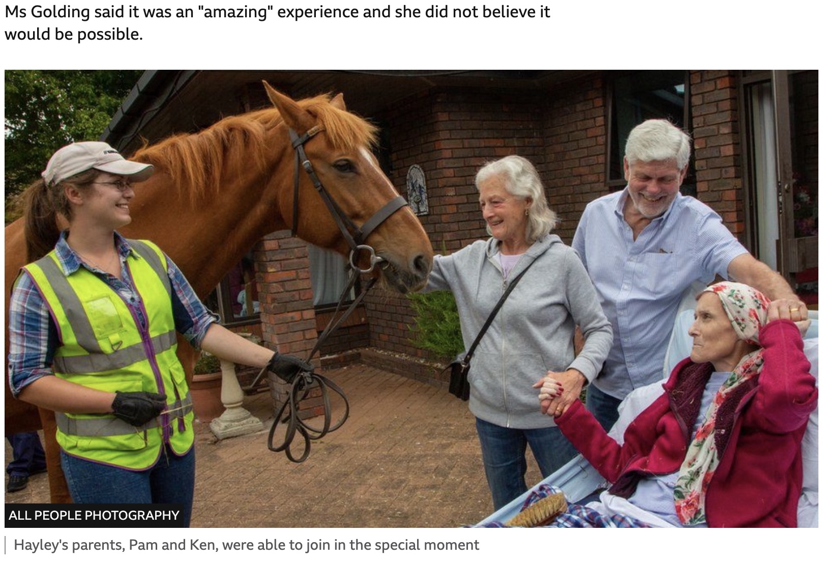 ホスピスにやって来たパッション（画像は『BBC News　2022年7月3日付「Terminally ill woman reunited with horse at Aylesbury hospice」（ALL PEOPLE PHOTOGRAPHY）』のスクリーンショット）