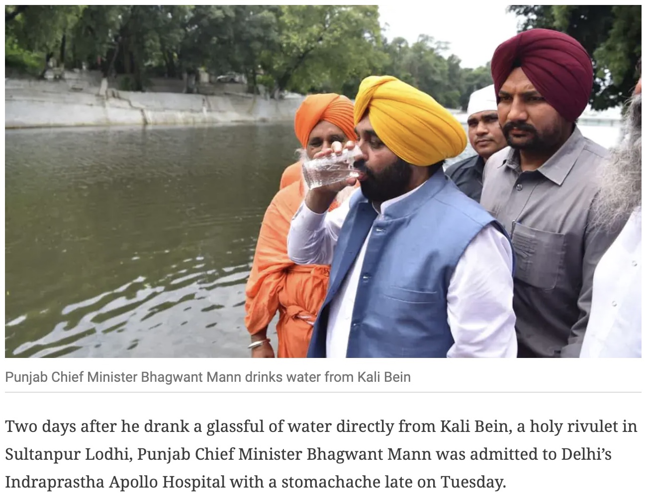 川の水の安全性をアピールする州首相（画像は『The Indian Express　2022年7月21日付「Days after drinking water from Kali Bein, Punjab CM Bhagwant Mann in hospital」』のスクリーンショット）