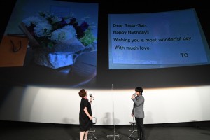 トム・クルーズからの花とメッセージを紹介する戸田奈津子さん