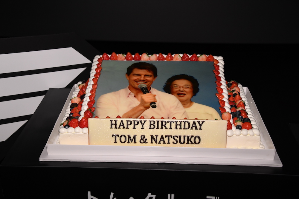 トム・クルーズと戸田奈津子さんの写真入りバースデーケーキ