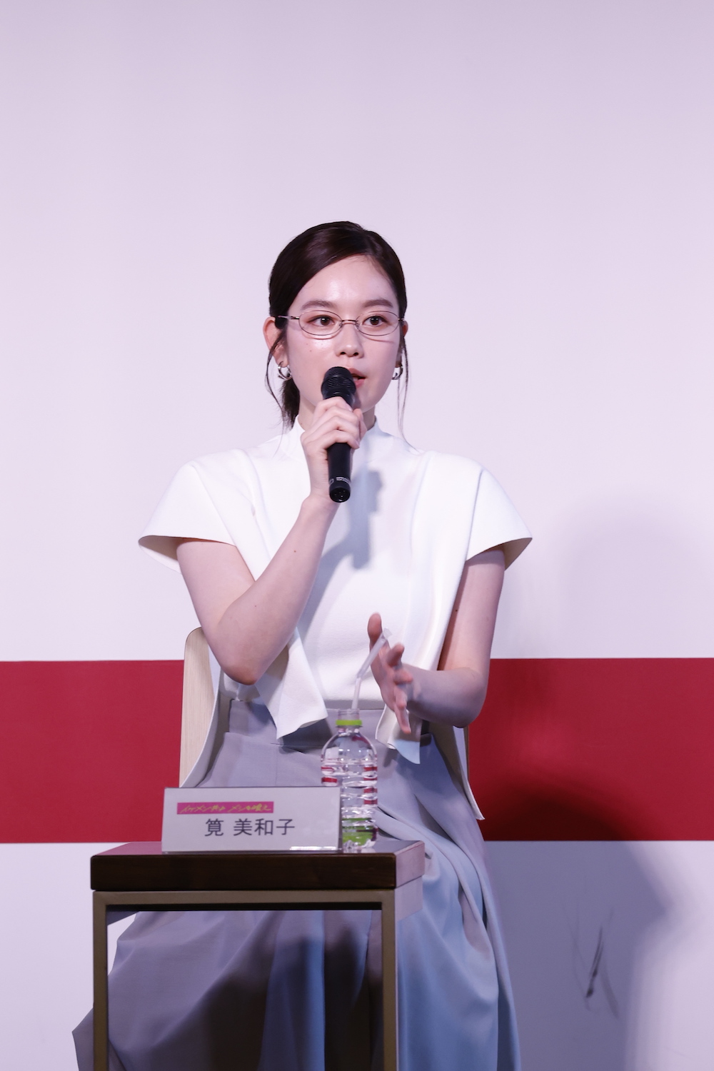 記者会見に登場、劇中では見事な食べっぷりを披露している筧美和子