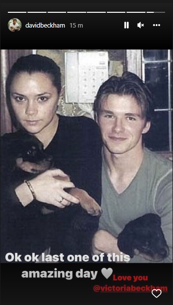 犬を抱く若い頃のヴィクトリアとデヴィッド（画像は『David Beckham　2022年7月4日付Instagram』のスクリーンショット）