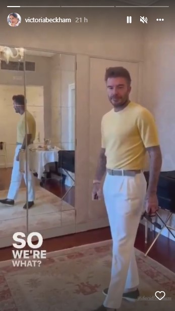 淡いイエローの半袖ニットを着るデヴィッド（画像は『Victoria Beckham　2022年7月5日付Instagram』のスクリーンショット）