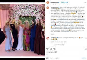 ブリトニーの結婚式にて、セレブ達と並ぶセレーナ：右から2人目（画像は『Britney Spears　2022年6月10日付Instagram「Wow !!! Holy holy crap !!!」』のスクリーンショット）
