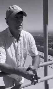 34年ぶりにナカトミビルの屋上に立つブルース（画像は『Emma Heming Willis　2022年7月16日付Instagram「Nakatomi Plaza 34 years later」』のスクリーンショット）