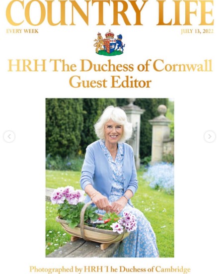『Country Life』の表紙を飾ったカミラ夫人（画像は『Clarence House　2022年7月4日付Instagram「In celebration of The Duchess of Cornwall’s upcoming 75th birthday and the magazine’s 125th anniversary,」』のスクリーンショット）