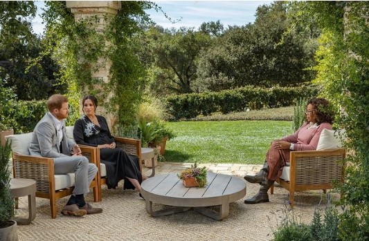 オプラのインタビューで爆弾発言をしたヘンリー王子とメーガン妃（画像は『Oprah Daily　2021年3月1日付Instagram「Your first look at ＠oprah’s interview with Prince Harry and Meghan Markle has arrived.」』のスクリーンショット）
