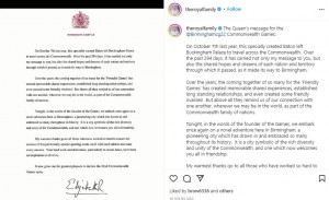 バトンに入れられていた、エリザベス女王からの特別な手紙（画像は『The Royal Family　2022年7月28日付Instagram「The Queen’s message for the ＠Birminghamcg22 Commonwealth Games:」』のスクリーンショット）