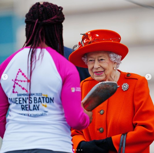 昨年10月、バトンリレーをスタートしたエリザベス女王（画像は『The Royal Family　2021年10月7日付Instagram「The Queen signing her message to the Commonwealth, which will be read at the Opening Ceremony of the Commonwealth Games in Birmingham next year.」』のスクリーンショット）