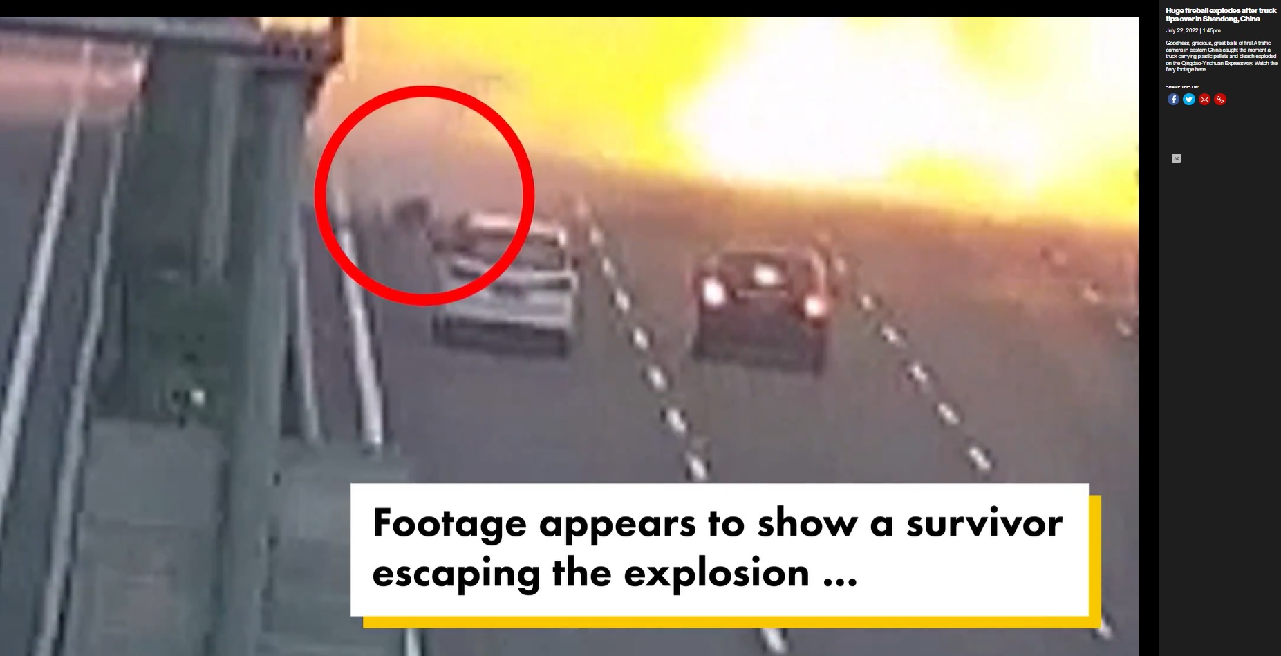 避難した運転手か？（画像は『New York Post　2022年7月22日付「Huge fireball explodes after truck tips over in Shandong, China」』のスクリーンショット）