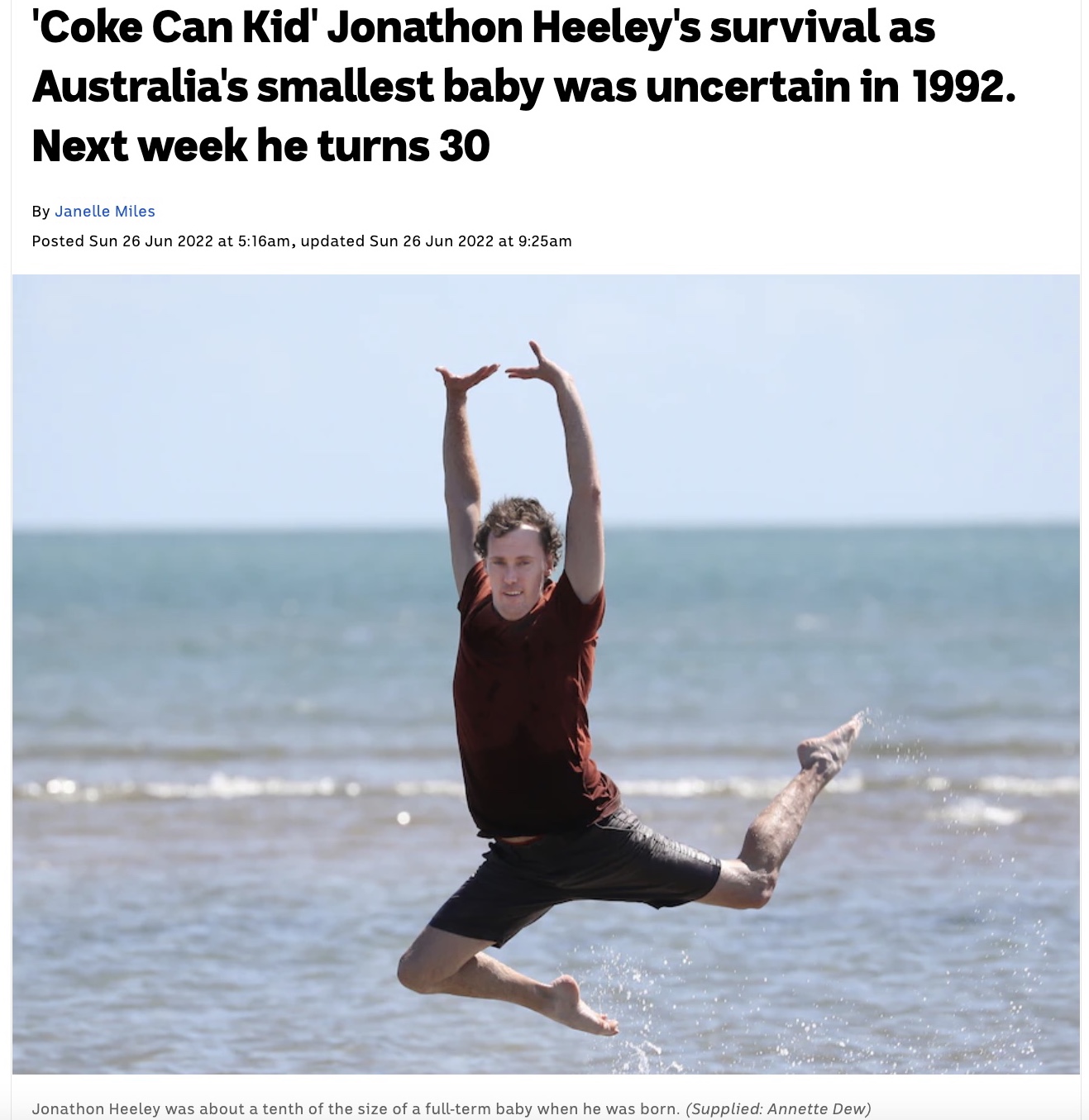 30年前に体重374グラムで誕生した男性（画像は『ABC　2022年6月26日付「‘Coke Can Kid’ Jonathon Heeley’s survival as Australia’s smallest baby was uncertain in 1992. Next week he turns 30」（Supplied: Annette Dew）』のスクリーンショット）