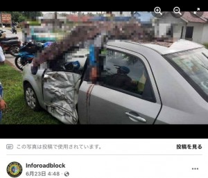 67歳女性は男性の遺体を車の屋根にのせたまま走行（画像は『Inforoadblock　2022年6月23日付Facebook「Penghantar barang maut tercampak atas bumbung kereta」』のスクリーンショット）