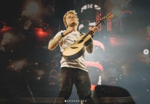 ウェンブリー・スタジアムのステージに立つエド（画像は『Ed Sheeran　2022年7月4日付Instagram「5 Wembley shows,」』のスクリーンショット）