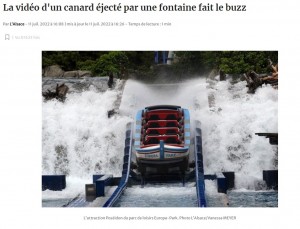 レールの上を通る水上ジェットコースター「ポセイドン」（画像は『L’Alsace　2022年7月11日付「La vidéo d’un canard éjecté par une fontaine fait le buzz」のスクリーンショット）