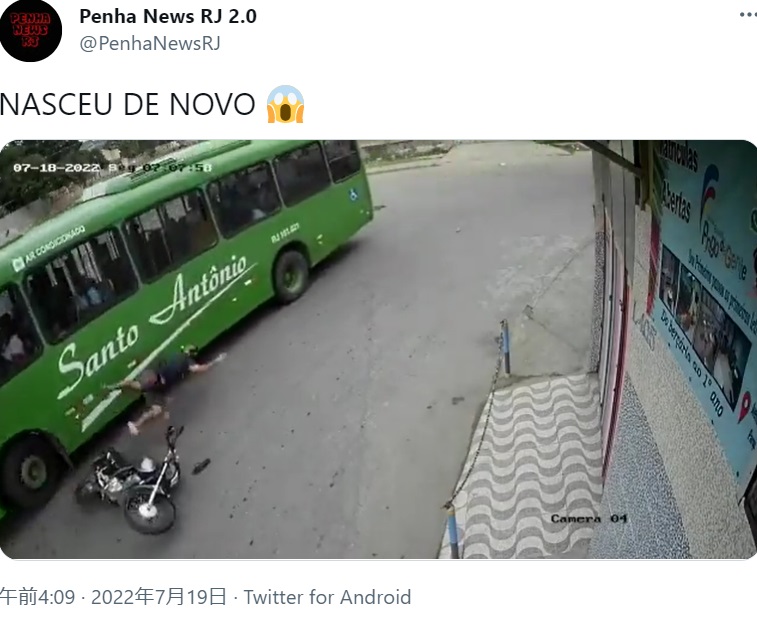 バイクから投げ出された運転手（画像は『Penha News RJ 2.0　2022年7月19日付Twitter「TNASCEU DE NOVO」』のスクリーンショット）