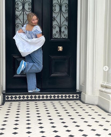 ドアの前でポーズを取るハーパーちゃん（画像は『Victoria Beckham　2022年7月10日付Instagram「Happy 11th Birthday to our little everything!!」』のスクリーンショット）