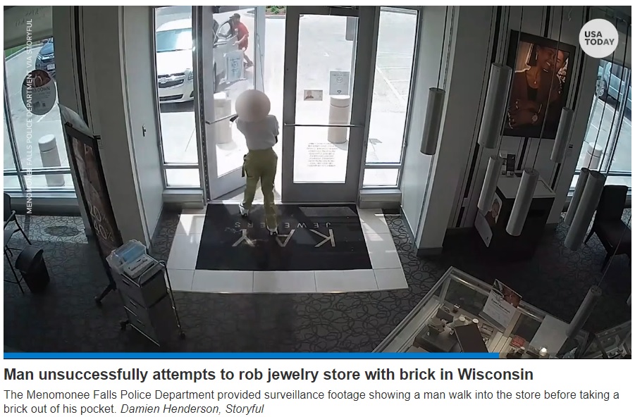 店のすぐそばに止めていた車に乗り込み逃げた男（画像は『Milwaukee Journal Sentinel　2022年7月18日付「Menomonee Falls police need help finding a suspect who failed repeatedly to break a jewelry case with a brick」（Damien Henderson, Storyful）』のスクリーンショット）