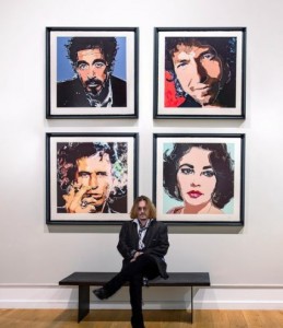 自作アートの前に座るジョニー（画像は『Johnny Depp　2022年7月28日付Instagram「NOW AT ＃CASTLEFINEART」』のスクリーンショット）