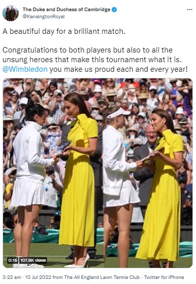 両選手と対面するキャサリン妃（画像は『The Duke and Duchess of Cambridge　2022年7月9日付Twitter「A beautiful day for a brilliant match.」』のスクリーンショット）