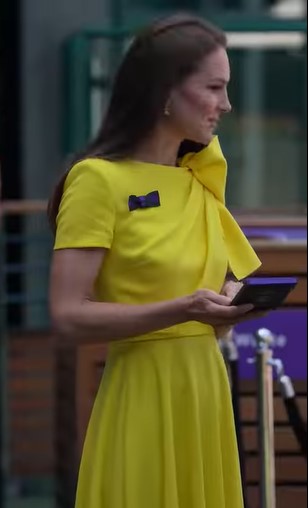 鮮やかなイエローのドレスで現れたキャサリン妃（画像は『Duke and Duchess of Cambridge　2022年7月9日付Instagram「A beautiful day for a brilliant match.」』のスクリーンショット）
