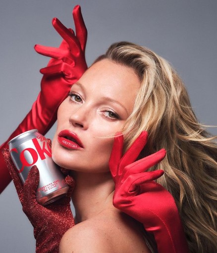 新キャンペーンの指揮を執るケイト・モス（画像は『Diet Coke　2022年7月1日付Instagram「Kate joins the Diet Coke family as Creative Director, celebrating the brand’s 40th Birthday in style.」』のスクリーンショット）
