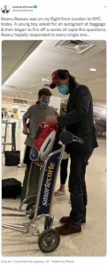 空港で少年からの質問攻めに答えるキアヌ（画像は『Andrew Kimmel　2022年7月4日付Twitter「Keanu Reeves was on my flight from London to NYC today.」』のスクリーンショット）