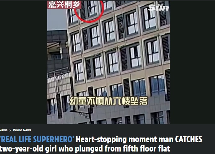 マンション6階からぶら下がる女児（画像は『The Sun　2022年7月22日付「‘REAL LIFE SUPERHERO’ Heart-stopping moment man CATCHES two-year-old girl who plunged from fifth floor flat」（Credit: Weibo）』のスクリーンショット）